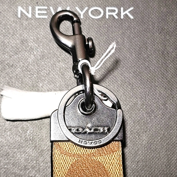 (UNISEX)COACH LOOP KEY FOB IN SIGNATURE CANVAS (NWT) - Picture 3 of 8